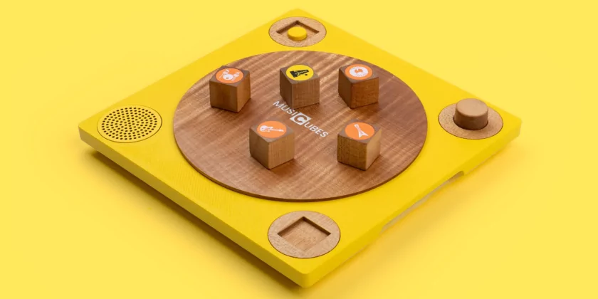 Представлен необычный музыкальный инструмент MusiCubes с деревянными кубиками и умной доской