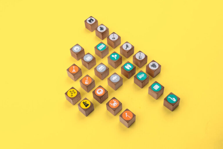 Представлен необычный музыкальный инструмент MusiCubes с деревянными кубиками и умной доской