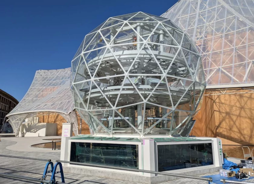 В Японии представили необычный купол для выращивания продуктов питания с помощью рыб