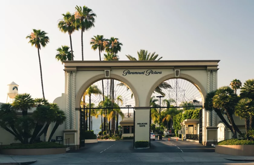 Враждебное поглощение: Paramount бросает вызов Netflix, предлагая 108 млрд $ за Warner Bros.