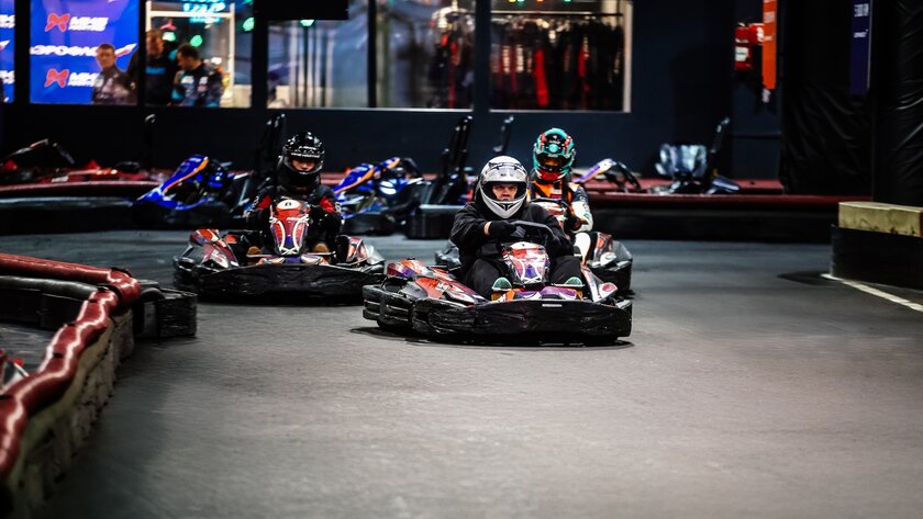 «Мир LECAR» подвёл итоги гоночного сезона 2025 года: блогеры и журналисты сразились с профессионалами в картинге