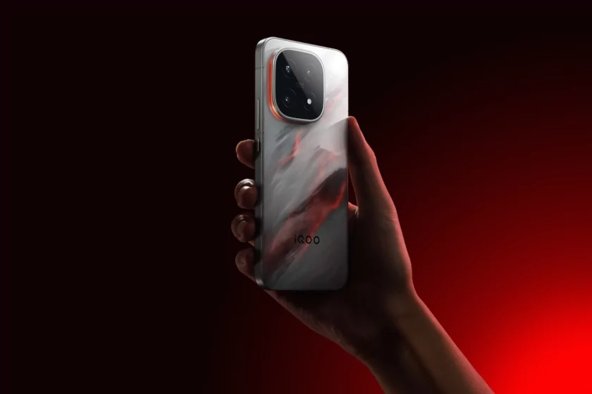 В России стартовали продажи iQOO 15: с флагманским чипом и очень ярким дисплеем