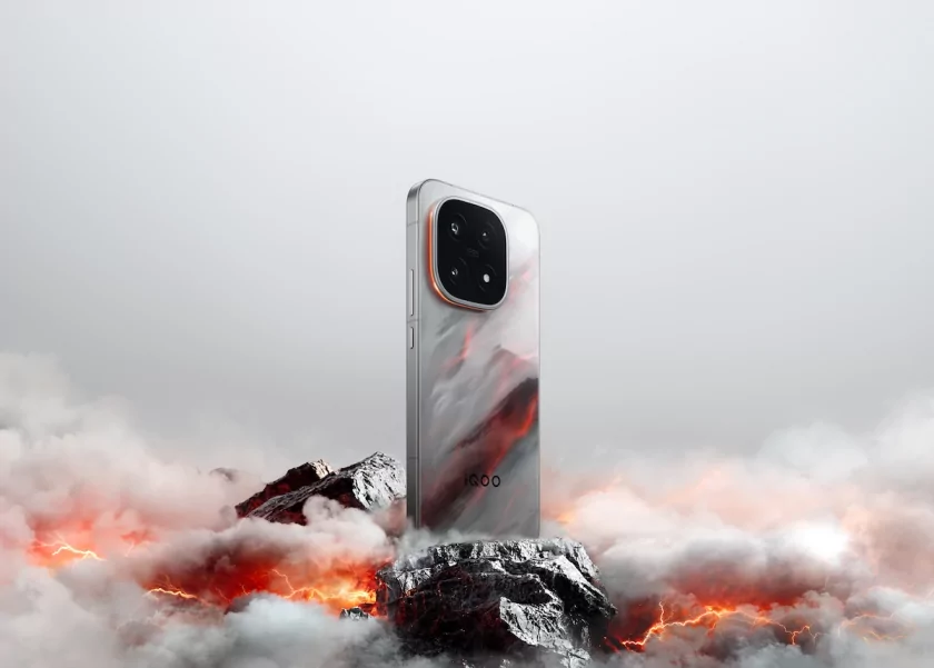 В России стартовали продажи iQOO 15: с флагманским чипом и очень ярким дисплеем