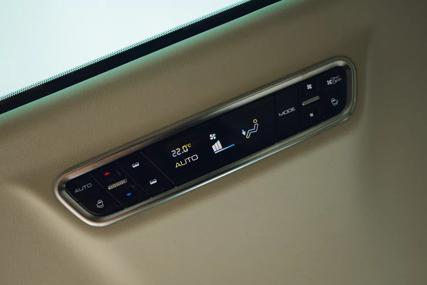 Левитирующее кресло и 7,4 литра расхода: тестирую китайский Wey 80 — Знакомство. 25