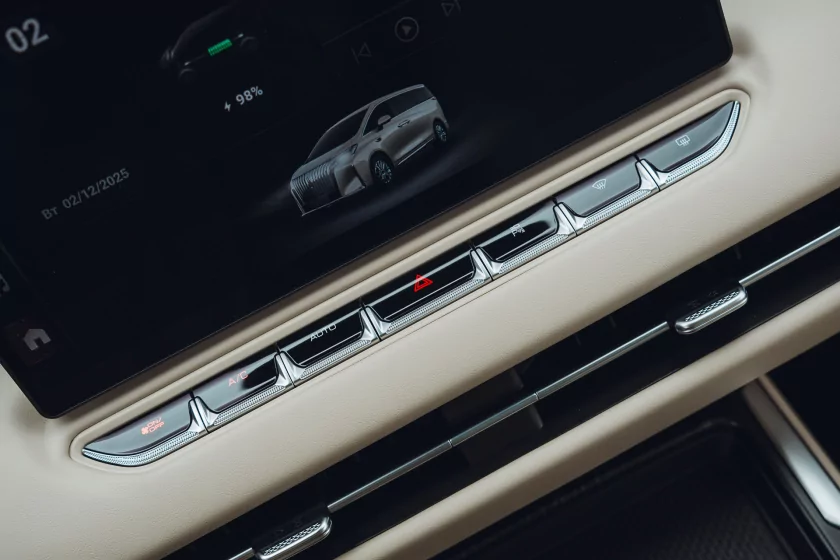 Левитирующее кресло и 7,4 литра расхода: тестирую китайский Wey 80 — Знакомство. 35