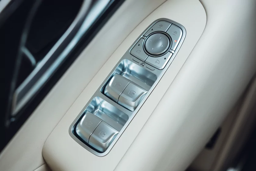 Левитирующее кресло и 7,4 литра расхода: тестирую китайский Wey 80 — Знакомство. 38