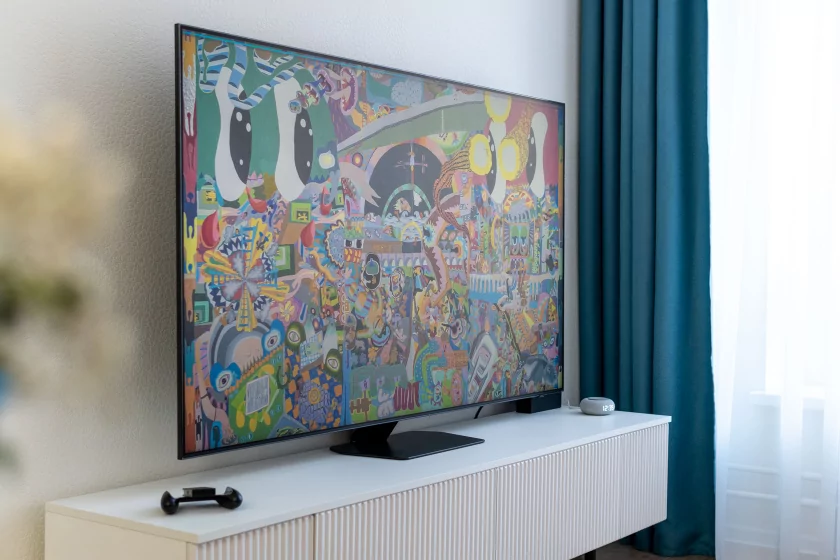 Обзор Samsung Neo QLED QN90F: небольшое обновление большого телевизора — Экран без бликов при любом освещении. 1