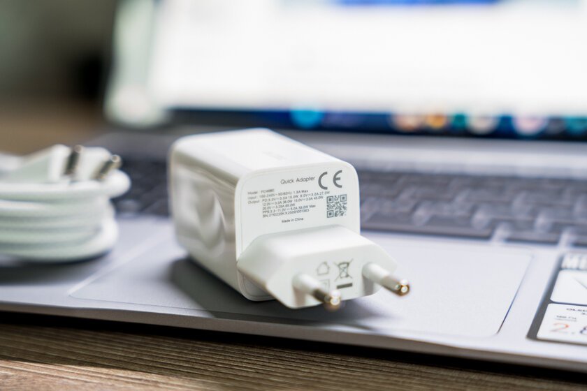 Очень лёгкий ноутбук, на котором действительно можно работать: обзор TECNO MEGABOOK S14 — Автономность и зарядка. 3