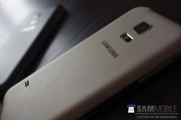 Samsung GALAXY S5 Mini: живые фотографии и технические характеристики