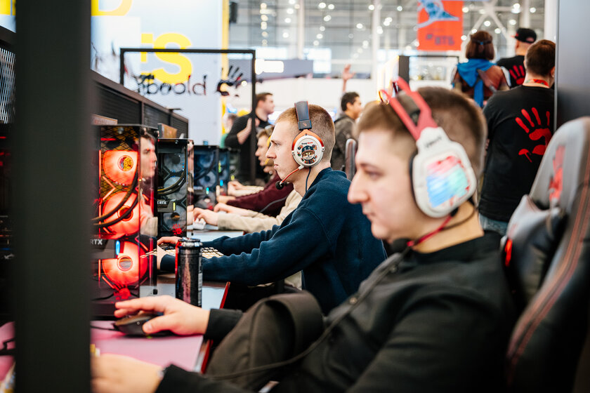 Косплей, яркое железо и видеоигры: как прошёл легендарный «Игромир 2025»