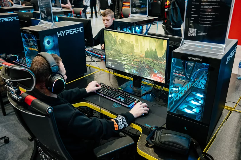 Косплей, яркое железо и видеоигры: как прошёл легендарный «Игромир 2025»