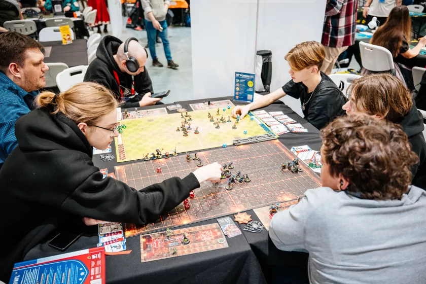 Косплей, яркое железо и видеоигры: как прошёл легендарный «Игромир 2025»