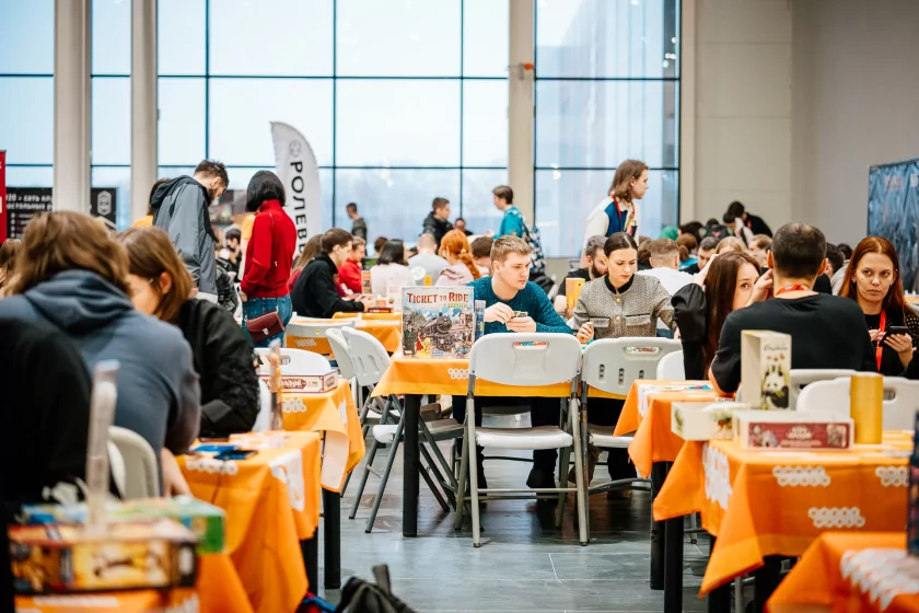 Косплей, яркое железо и видеоигры: как прошёл легендарный «Игромир 2025»