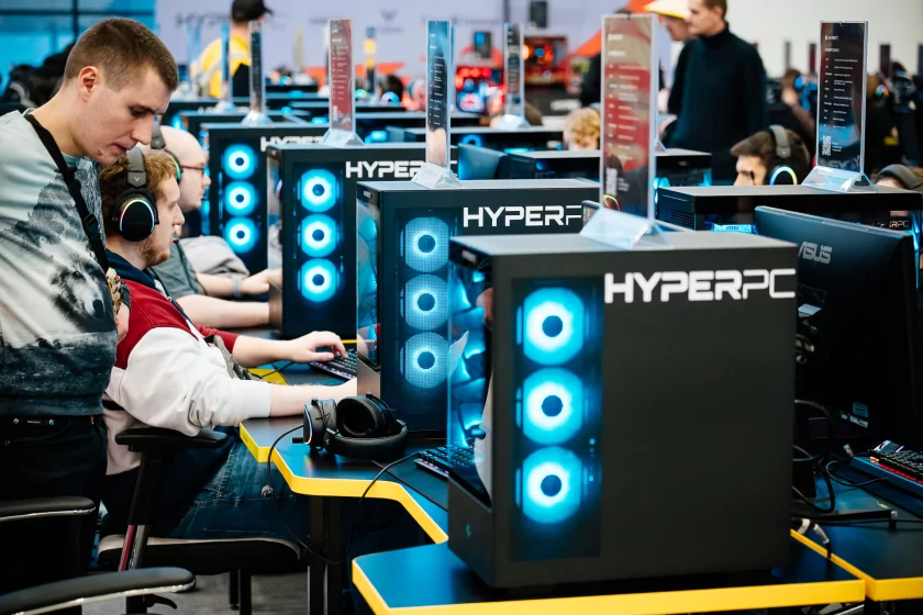 Косплей, яркое железо и видеоигры: как прошёл легендарный «Игромир 2025»