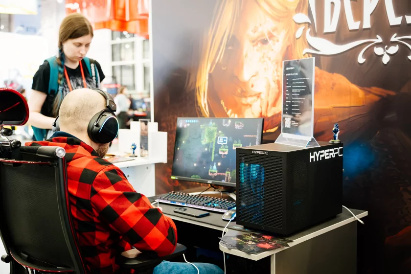 Косплей, яркое железо и видеоигры: как прошёл легендарный «Игромир 2025»