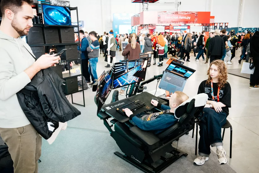 Косплей, яркое железо и видеоигры: как прошёл легендарный «Игромир 2025»