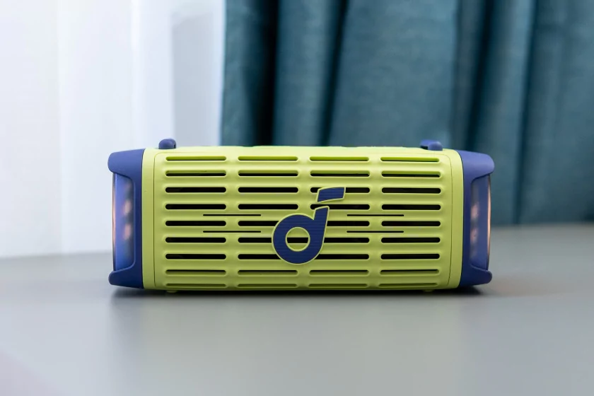 Не боится солёной воды и сама себя переворачивает: обзор колонки Soundcore Boom 3i