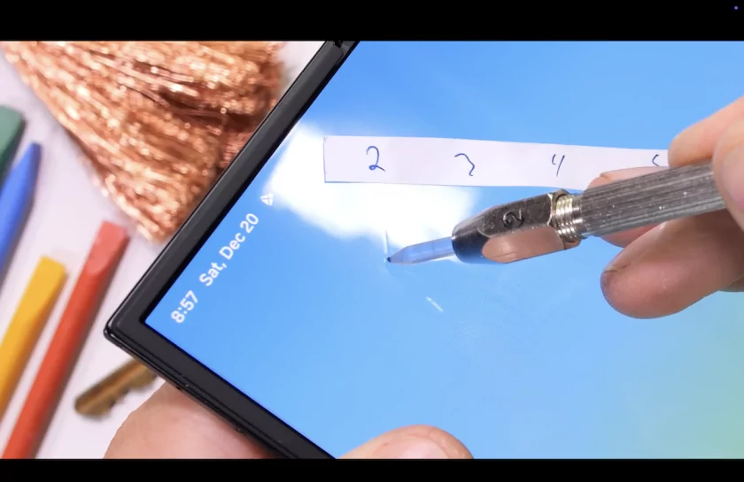 Блогер оценил трискладной Galaxy Z TriFold на прочность: конструкция не выдержала