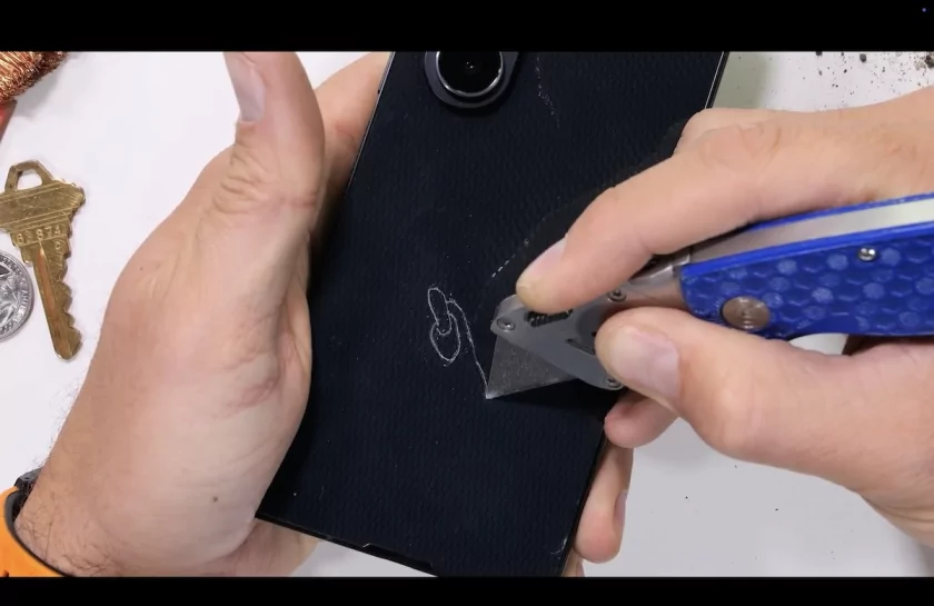 Блогер оценил трискладной Galaxy Z TriFold на прочность: конструкция не выдержала