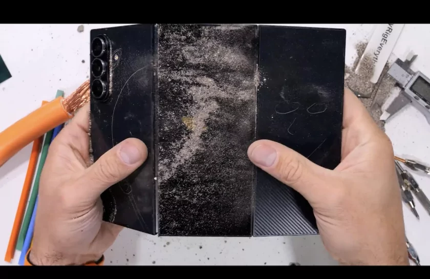 Блогер оценил трискладной Galaxy Z TriFold на прочность: конструкция не выдержала