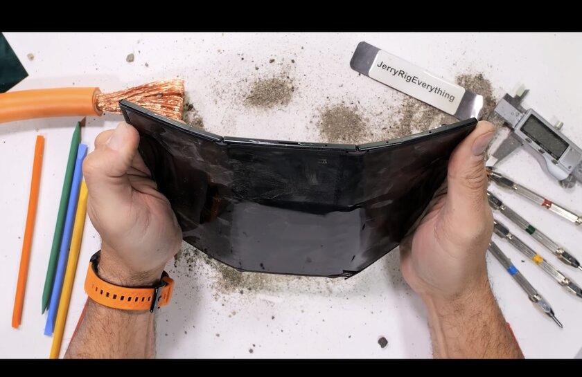 Блогер оценил трискладной Galaxy Z TriFold на прочность: конструкция не выдержала