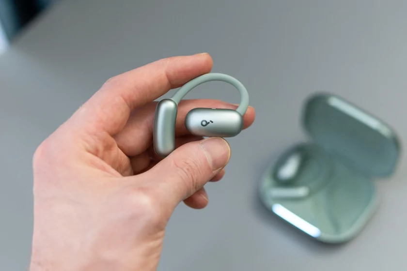 Спортивные и направляют звук прямо в ухо: обзор наушников Soundcore AeroFit 2 с регулируемой посадкой — Внешний вид и удобство ношения. 2