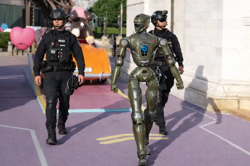 В Китае заметили робота Т800, патрулирующего с полицейскими