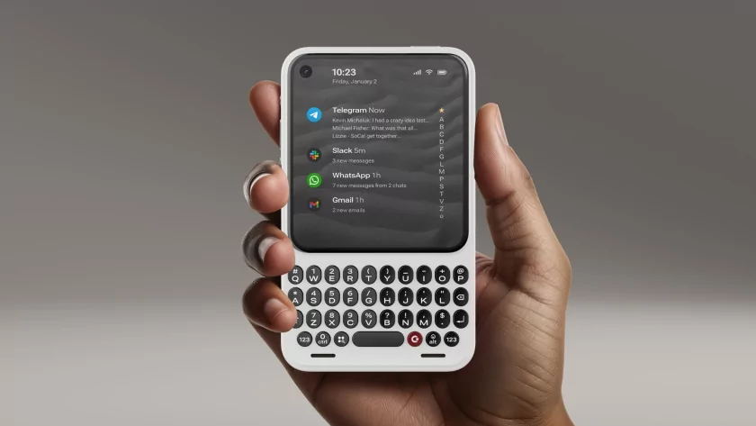 Квадратный экран и QWERTY-клавиатура в стиле BlackBerry — анонсирован Clicks Communicator