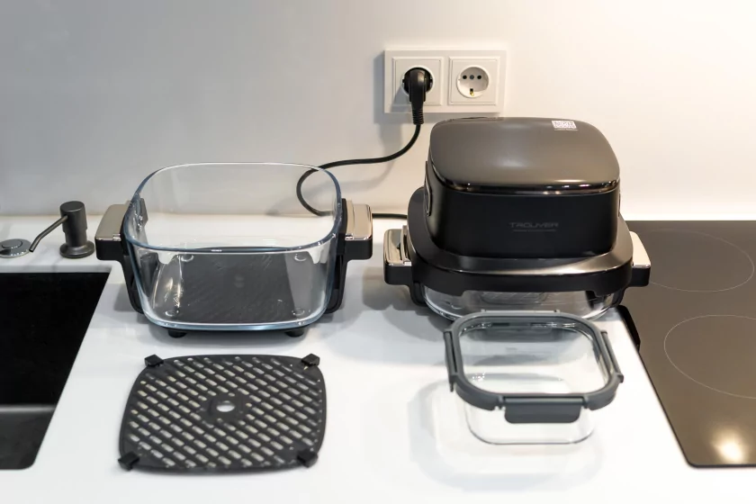 Стекло вместо металла: обзор компактного аэрогриля Trouver AF20 Pro, в котором видна еда — Упаковка и комплектация. 2