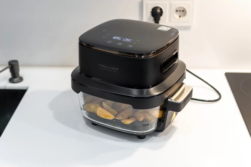 Стекло вместо металла: обзор компактного аэрогриля Trouver AF20 Pro, в котором видна еда