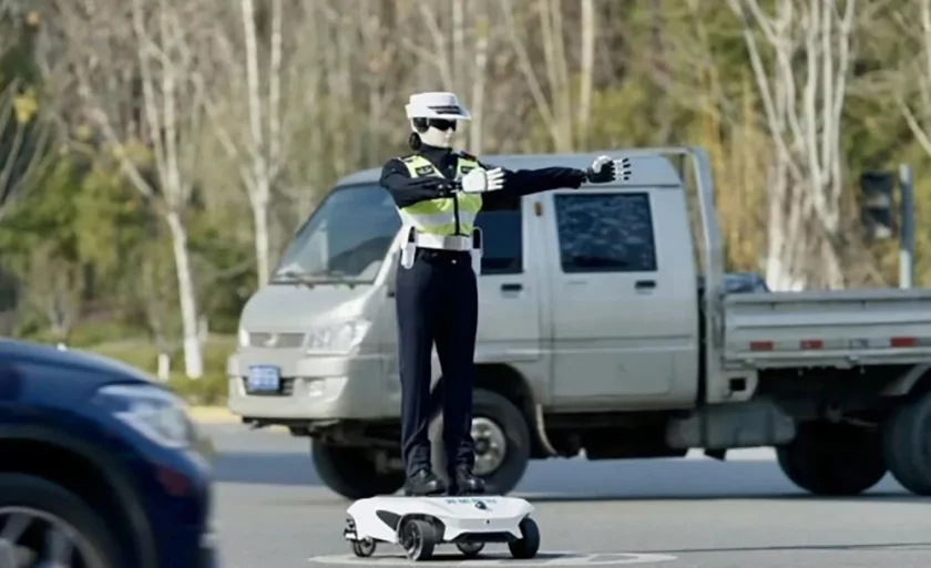 Будущее стало ближе: в Китае движение на перекрестке начал регулировать робот-полицейский