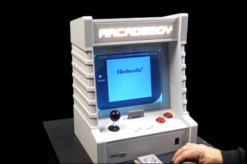 В сети показали миниатюрный игровой автомат Arcadeboy с поддержкой картриджей Game Boy
