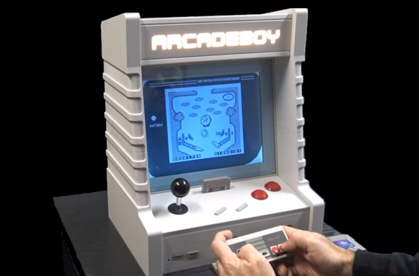 В сети показали миниатюрный игровой автомат Arcadeboy с поддержкой картриджей Game Boy