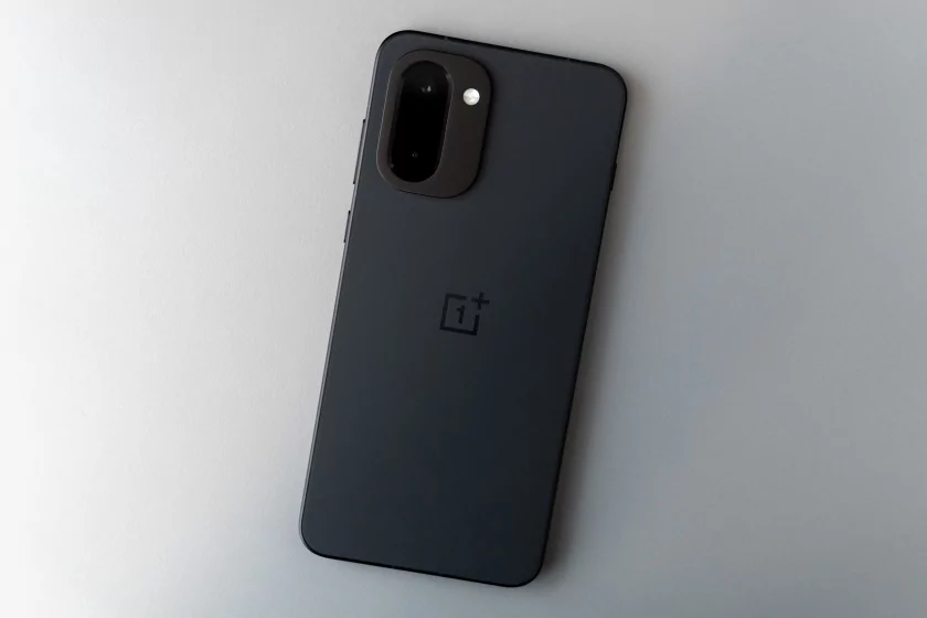 Мощный чип, Android 16 и 7400 мАч: обзор доступного флагмана OnePlus 15R — Дизайн. 3