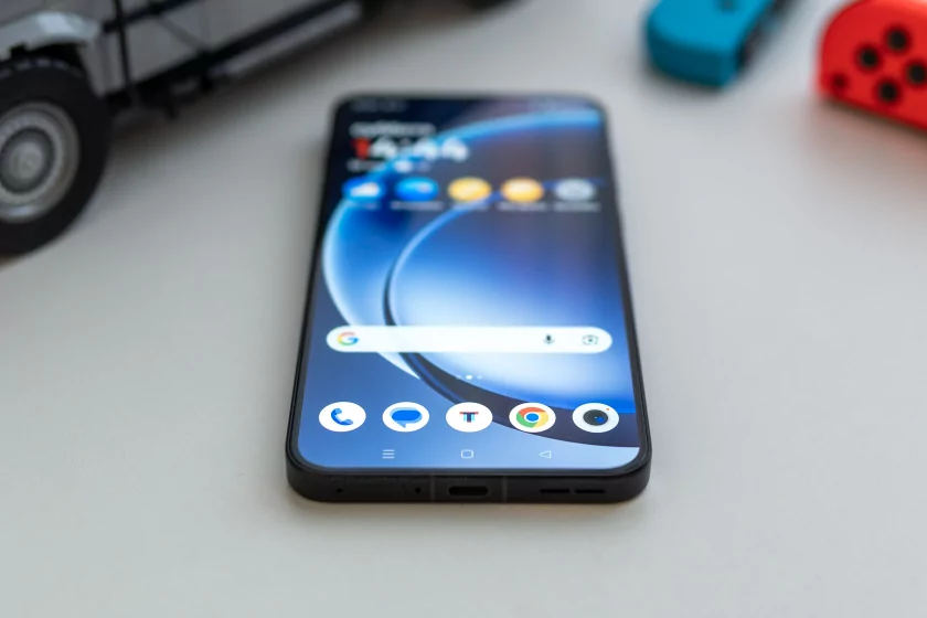 Мощный чип, Android 16 и 7400 мАч: обзор доступного флагмана OnePlus 15R — Дисплей. 1