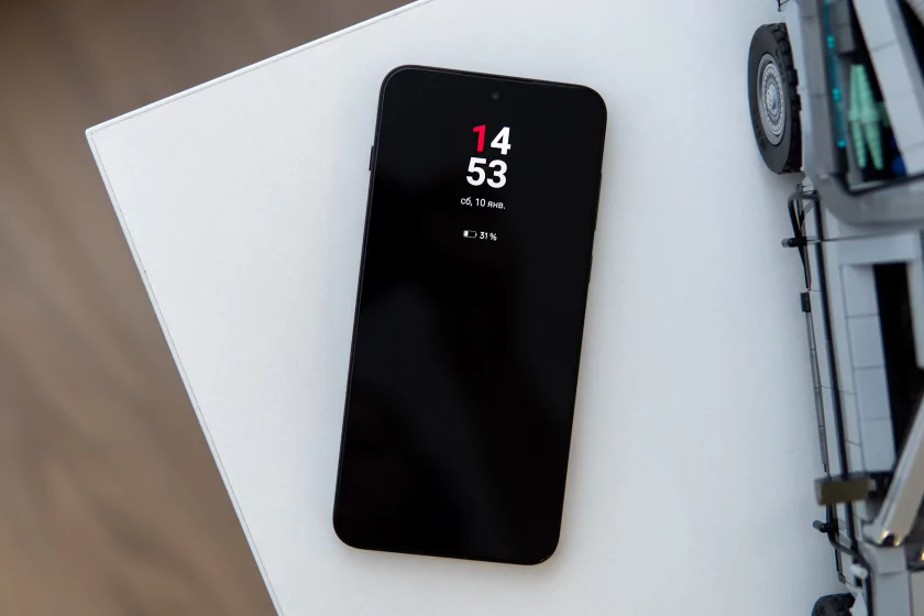 Мощный чип, Android 16 и 7400 мАч: обзор доступного флагмана OnePlus 15R — Дисплей. 3