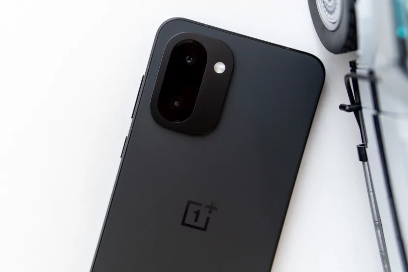 Мощный чип, Android 16 и 7400 мАч: обзор доступного флагмана OnePlus 15R — Дизайн. 2