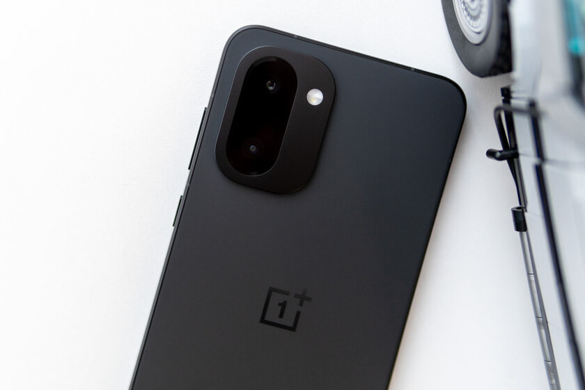 Мощный чип, Android 16 и 7400 мАч: обзор доступного флагмана OnePlus 15R — Дизайн. 2