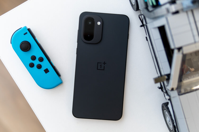 Мощный чип, Android 16 и 7400 мАч: обзор доступного флагмана OnePlus 15R — Отзыв. 1