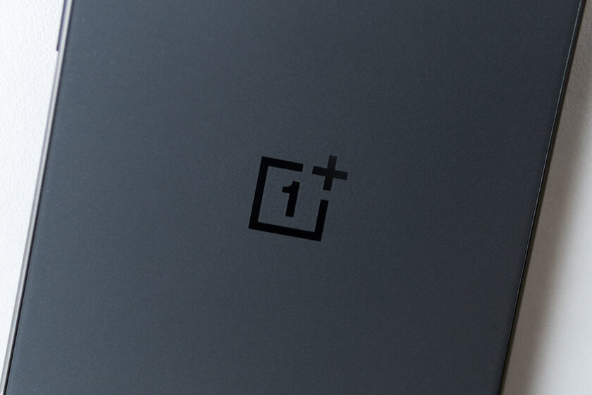 Мощный чип, Android 16 и 7400 мАч: обзор доступного флагмана OnePlus 15R — Дизайн. 4