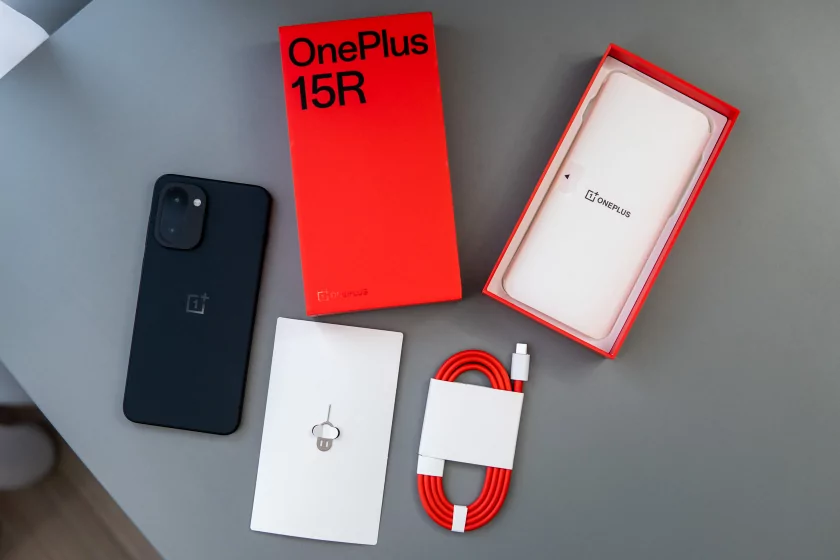 Мощный чип, Android 16 и 7400 мАч: обзор доступного флагмана OnePlus 15R — Автономность и зарядка. 2