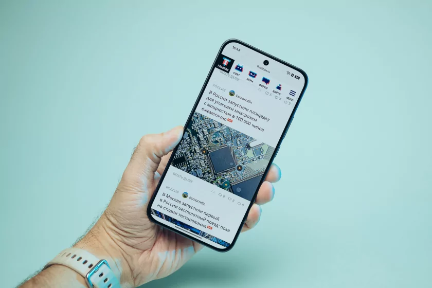 Сохраняет впечатления, выглядит стильно и не боится воды: обзор OPPO Reno15 5G — Дисплей. 1