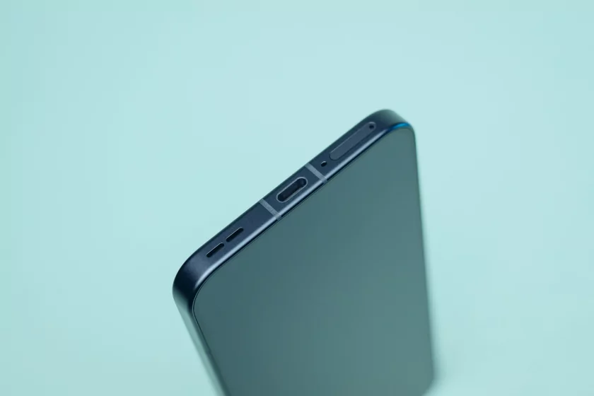 Сохраняет впечатления, выглядит стильно и не боится воды: обзор OPPO Reno15 5G — Автономность и зарядка. 2