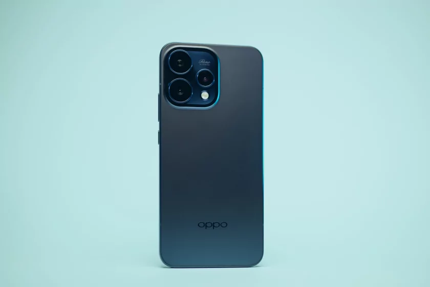 Сохраняет впечатления, выглядит стильно и не боится воды: обзор OPPO Reno15 5G