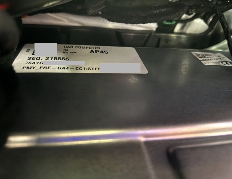 Tesla поставила в Model Y новый бортовой компьютер AP45