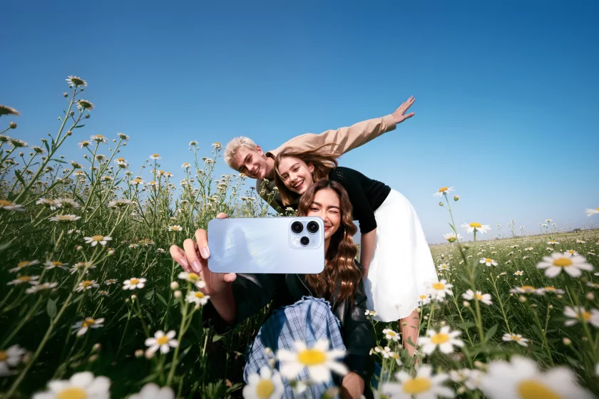 В России представили серию OPPO Reno15 с первой ультраширокоугольной селфи-камерой 4K 60fps