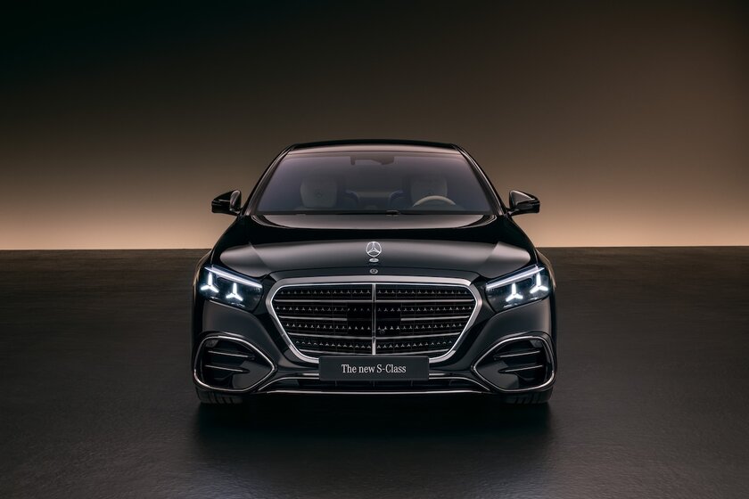 Mercedes-Benz обновила S-класс: W223 получил новый салон, кузов и электронику