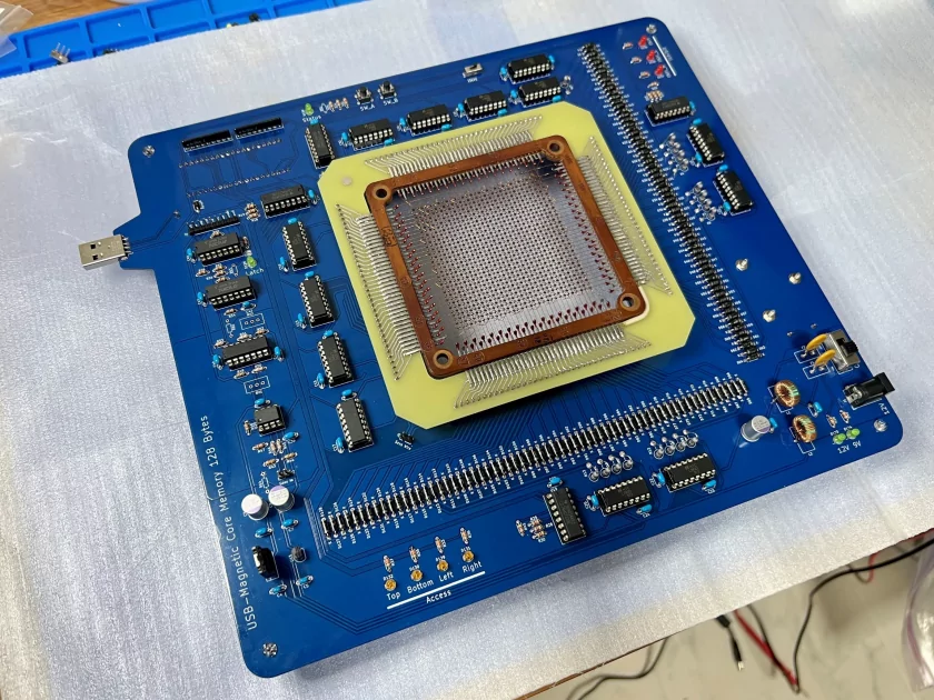 Энтузиаст создал странную флешку размером с материнскую плату ПК — данные удаляются при чтении
