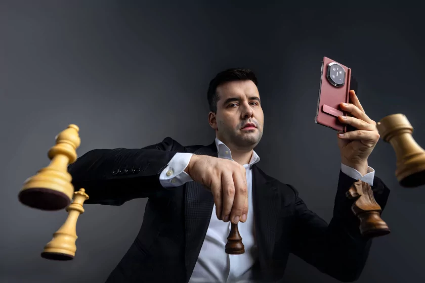 15 людей одновременно сыграют в шахматы с гроссмейстером Яном Непомнящим на смартфонах Huawei Mate X7