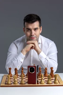 15 людей одновременно сыграют в шахматы с гроссмейстером Яном Непомнящим на смартфонах Huawei Mate X7